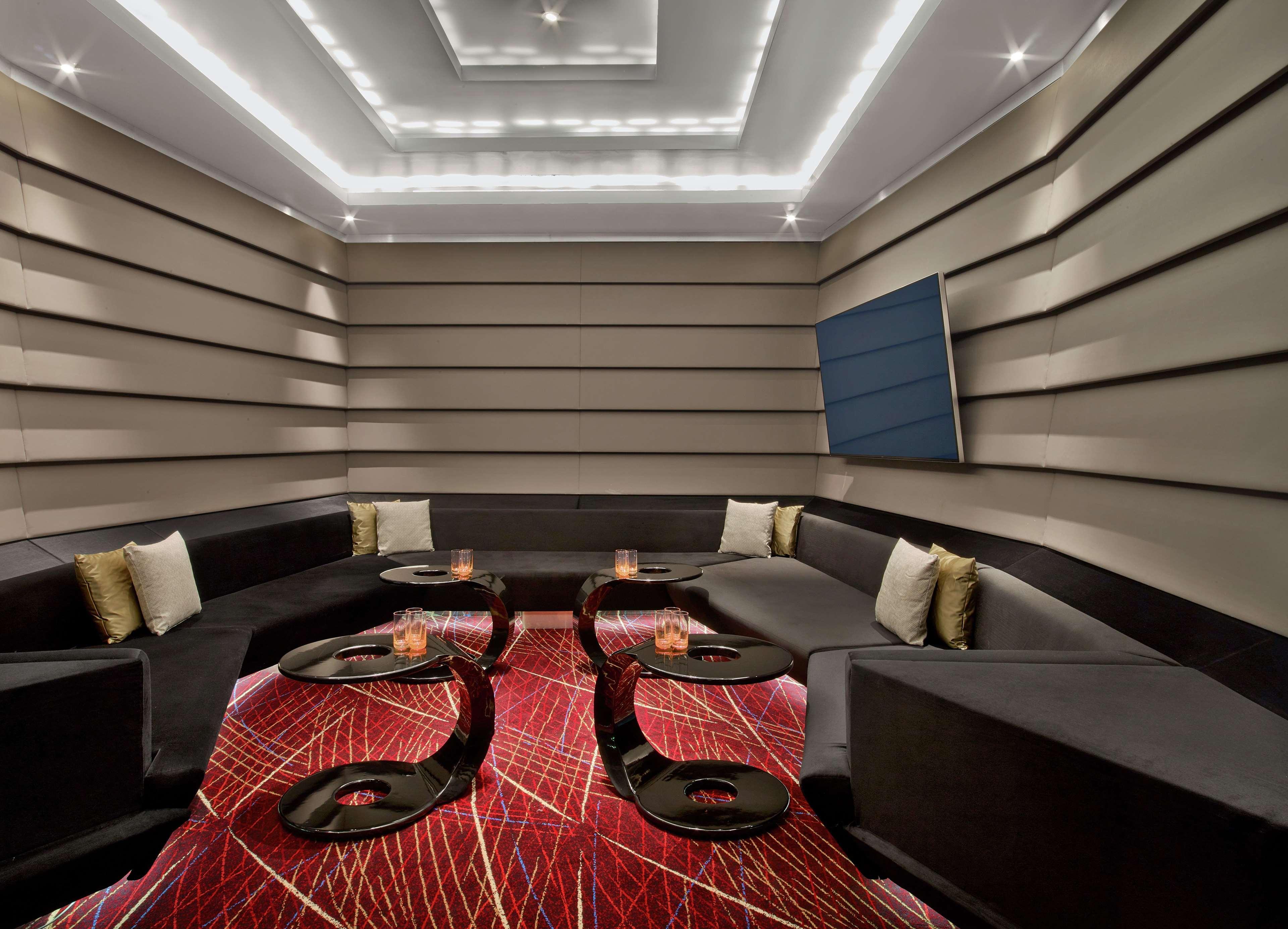 V Hotel Dubai, Curio Collection By Hilton Luaran gambar The interior of the lounge