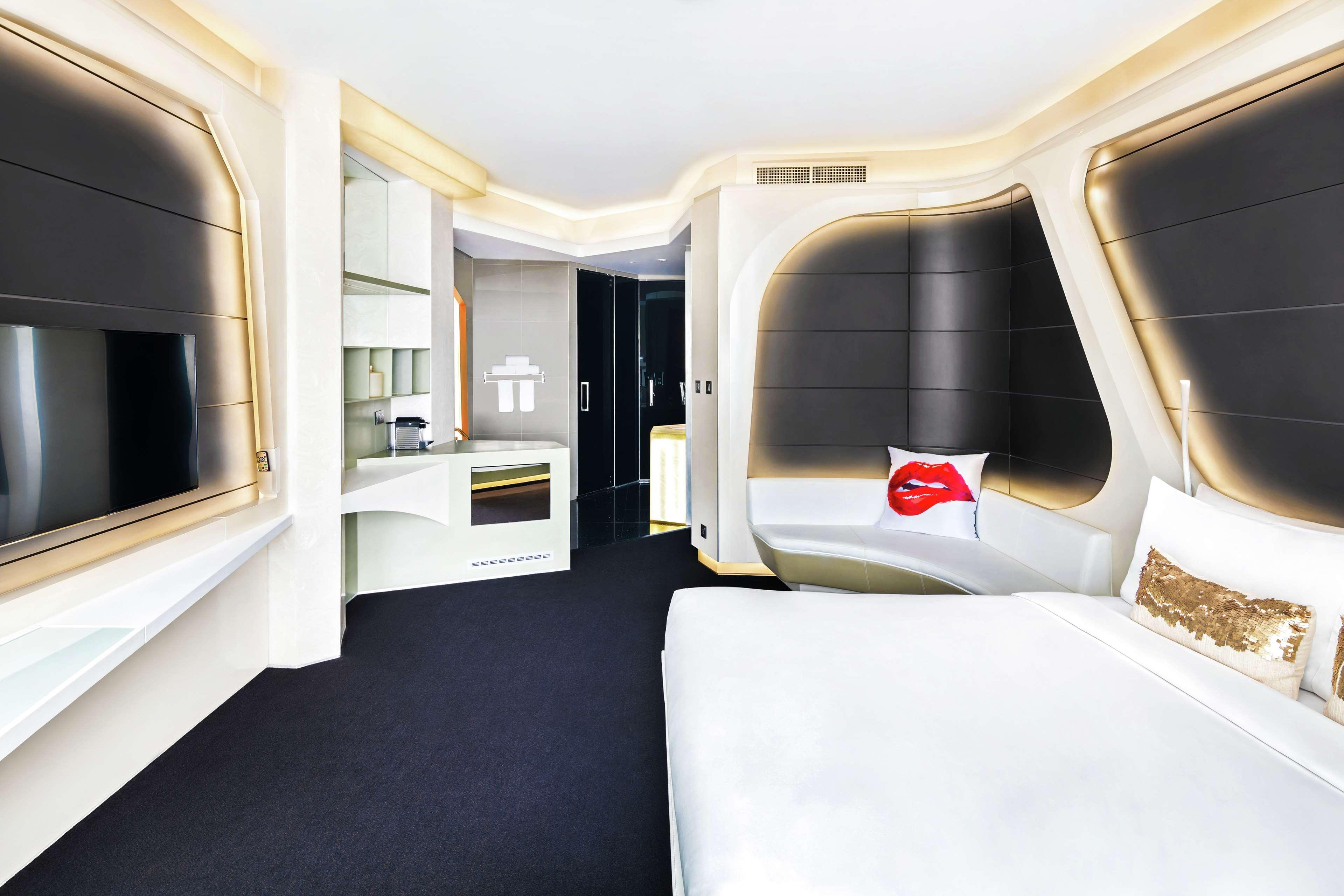 V Hotel Dubai, Curio Collection By Hilton Luaran gambar A room at the hotel