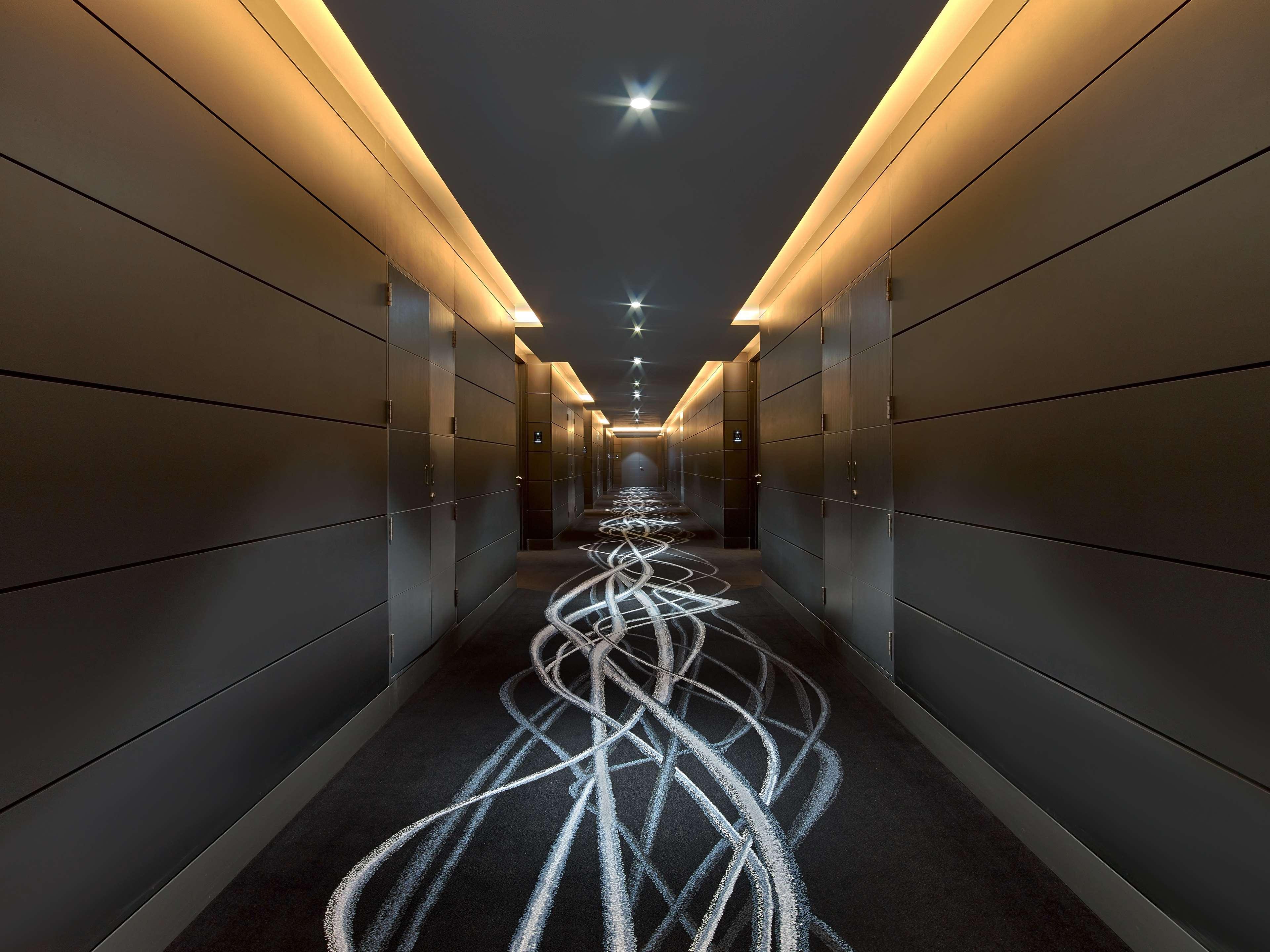 V Hotel Dubai, Curio Collection By Hilton Luaran gambar The interior of the hotel