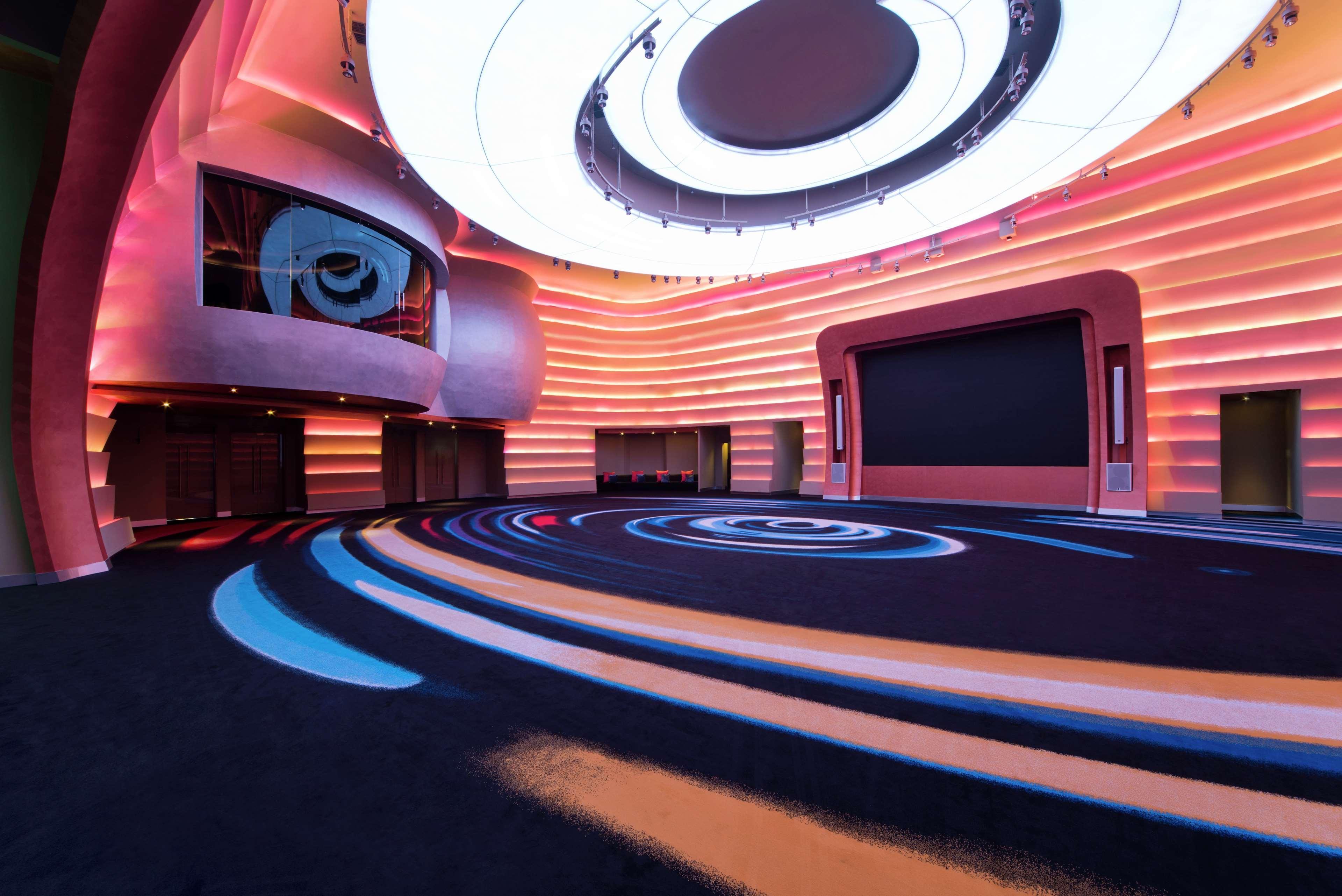 V Hotel Dubai, Curio Collection By Hilton Luaran gambar The interior of the main hall
