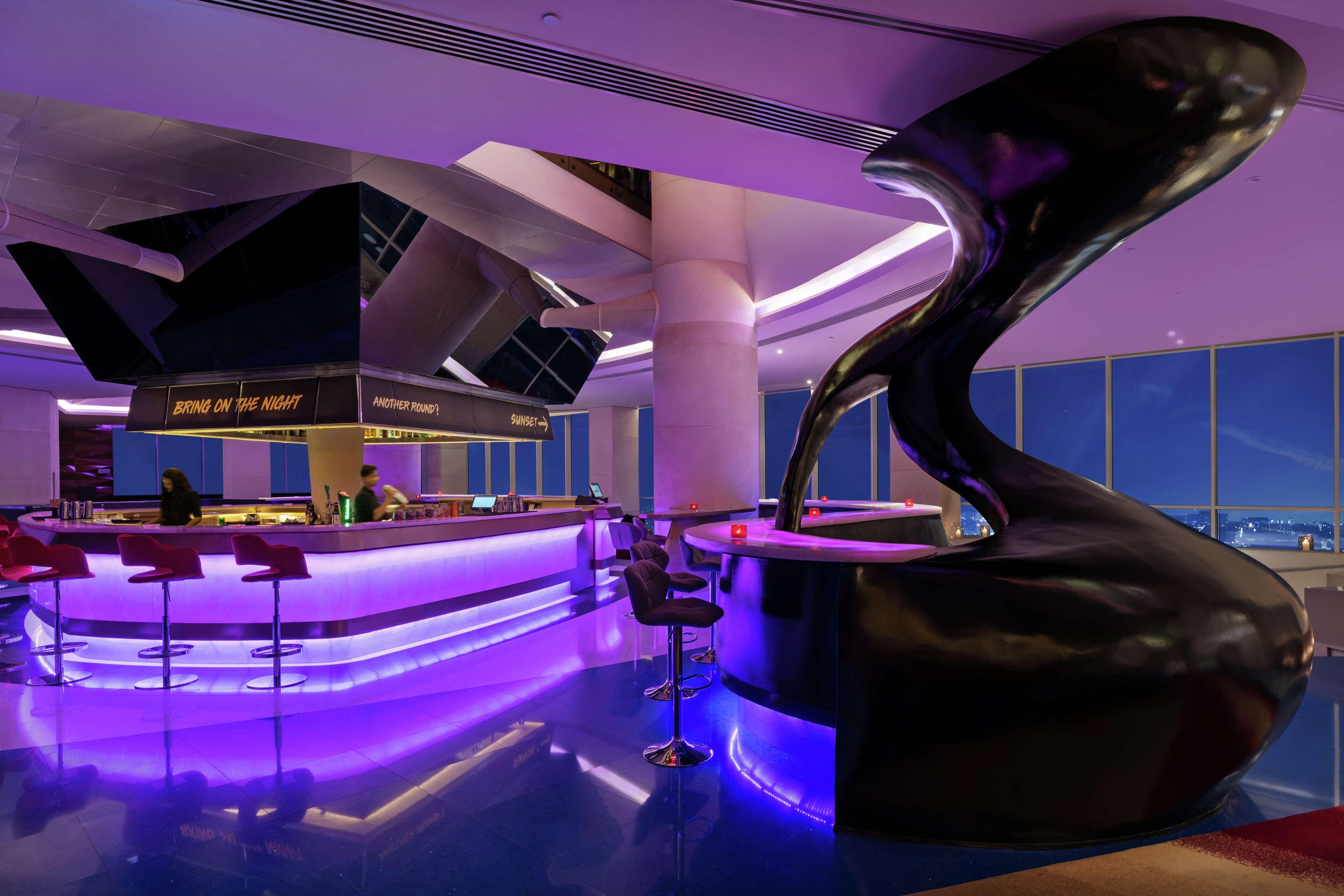 V Hotel Dubai, Curio Collection By Hilton Luaran gambar The bar at the 101 Skybar