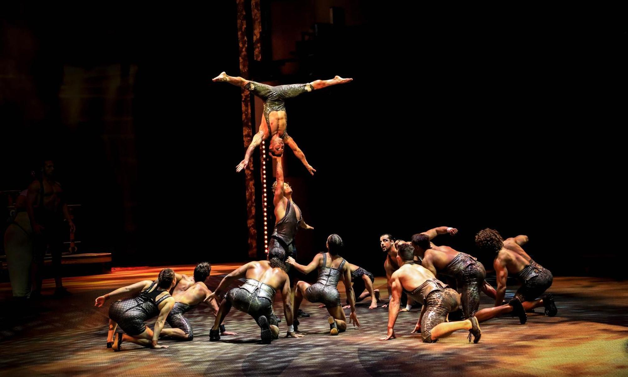 V Hotel Dubai, Curio Collection By Hilton Luaran gambar The cast of Disney on Ice performing "The Lion King"