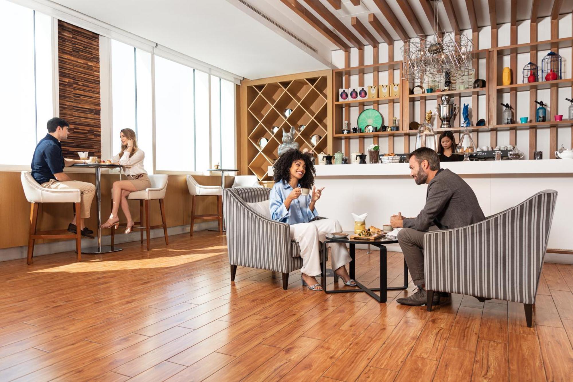 V Hotel Dubai, Curio Collection By Hilton Luaran gambar The lounge at the airport
