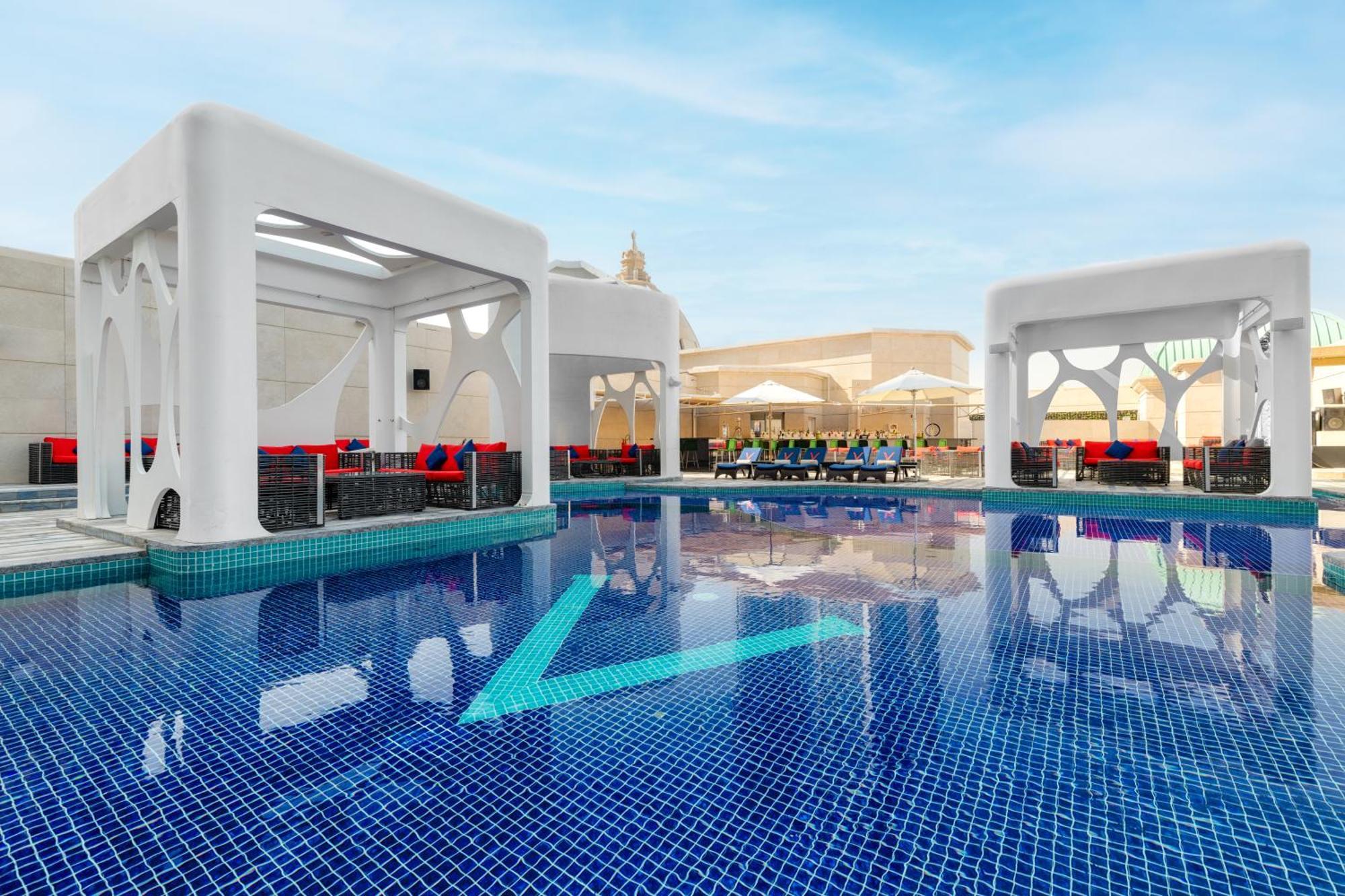 V Hotel Dubai, Curio Collection By Hilton Luaran gambar The pool at the W Doha