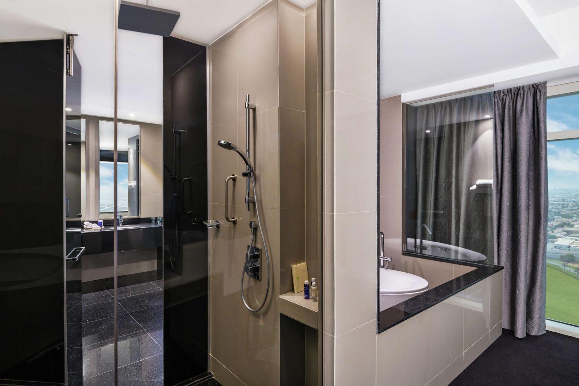 V Hotel Dubai, Curio Collection By Hilton Luaran gambar Bathroom