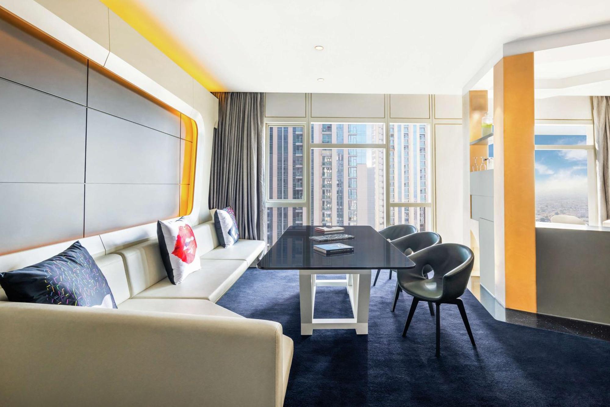 V Hotel Dubai, Curio Collection By Hilton Luaran gambar A suite at the hotel